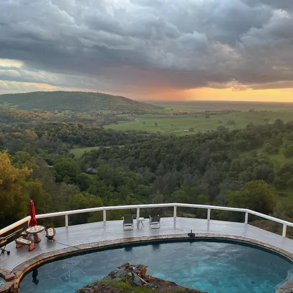 Breathtaking view of the Hills with HotTub, Pool and Pool Table，位于Marble Mountain的酒店