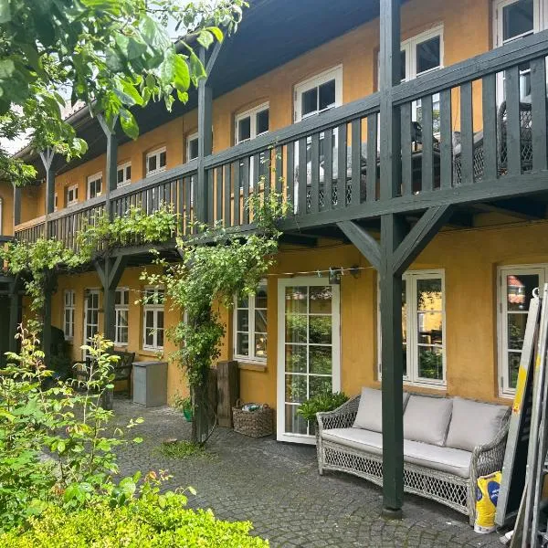 Vidunderligt hus med gårdhave - midt i centrum，位于奥尔堡的酒店