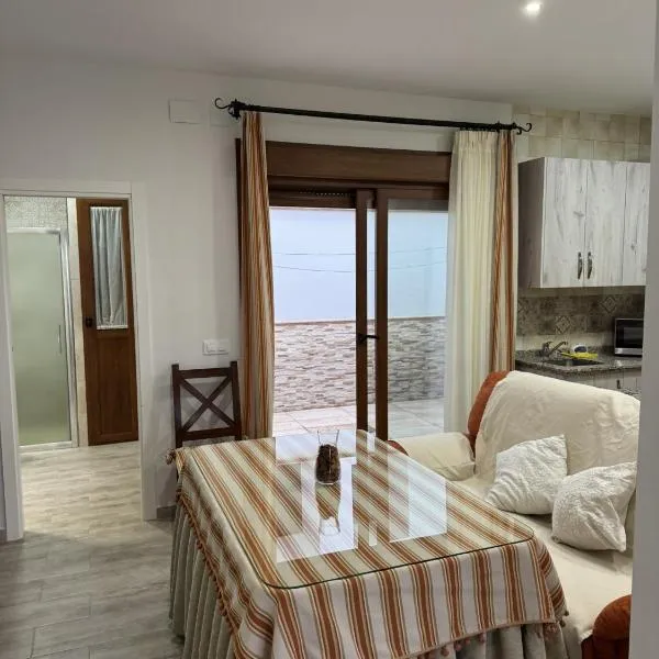 Apartamentos La Gruta de Aracena con patio，位于阿拉色那的酒店