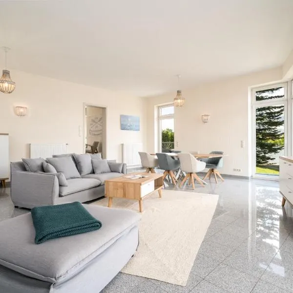 Seaside House - Ferienhaus mit privatem Bootsanleger, Terrasse und Wellness-Komfort direkt am Wasser，位于马尔肖的酒店