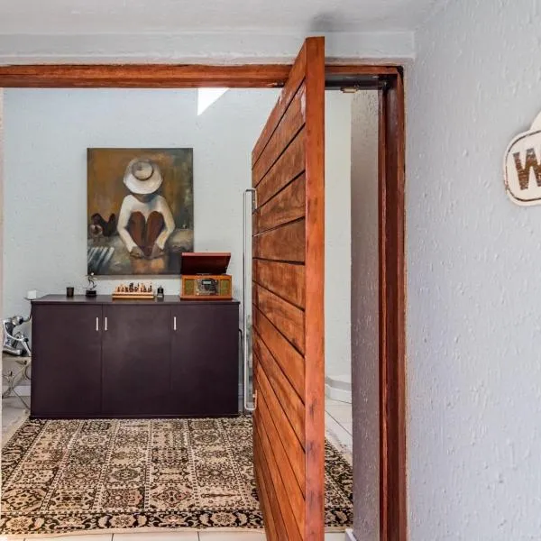 Mind-Body-Soul Guesthouse on Featherbrooke Estate, Krugersdorp, South Africa，位于克鲁格斯多普的酒店