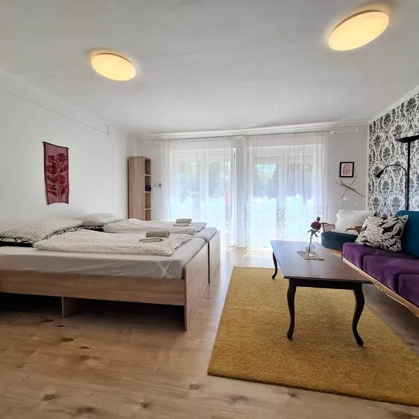 Napvirág - Közel mindenhez，位于巴拉顿阿卡拉提亚的酒店