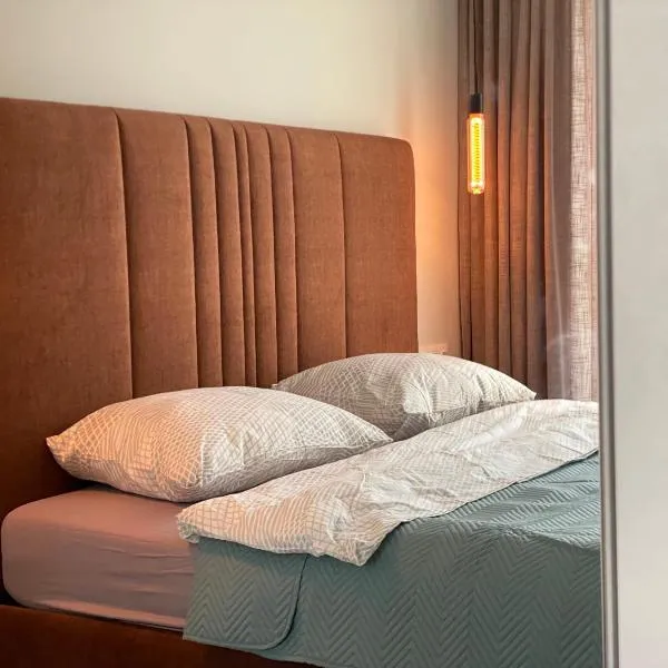 Luxury HOLLYWOOD Apartments，位于梅尔尼拉杰的酒店