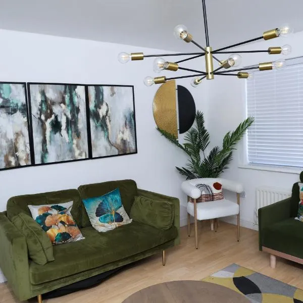 Entire 3Bed in Greater Manchester with Fast Wi-Fi, Garden & Free Parking，位于Little Hulton的酒店