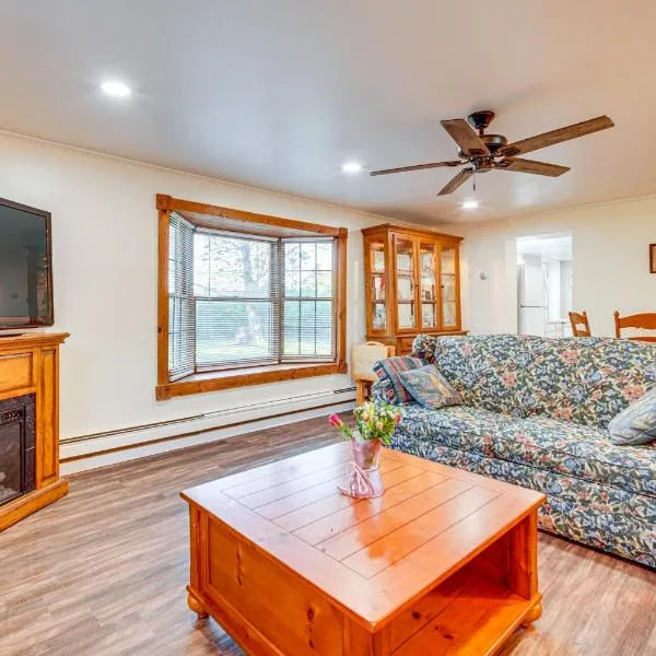 Pet-Friendly Little Egg Harbor Home with Fenced Yard，位于Little Egg Harbor Township的酒店