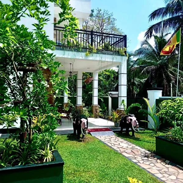 Sri White Villa Airport Boutique Hotel，位于卡图纳耶克的酒店