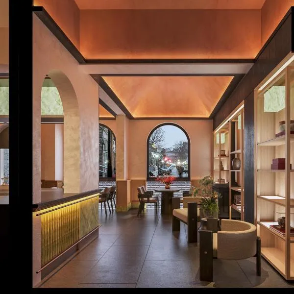Happy Dragon Imperial Garden Courtyard --Newly renovated French Window with garden view, Close to Lama Temple Forbidden City&Subway Nearby &free coffee & Free laundry&English speaking with tour services &Free WiFi unlimited for Western software，位于北京的酒店