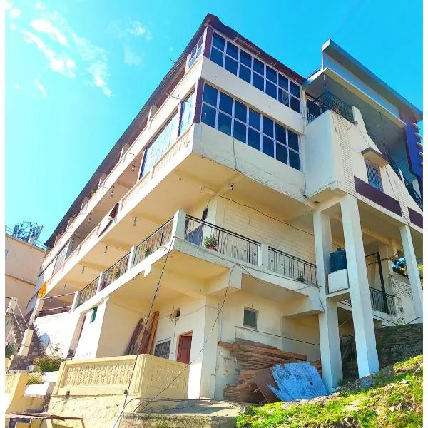 A HIMALAYA VIEW HOTEL TRI-BHUVAN! STAY! INN! - Room Service, Free Wi-fi, Free Parking, Comfortable & Spaciuos Rooms With Hill View Available - Near Ranikhet Road - A Excellent services awarded - Best Hotel In Ranikhet，位于拉尼凯特的酒店