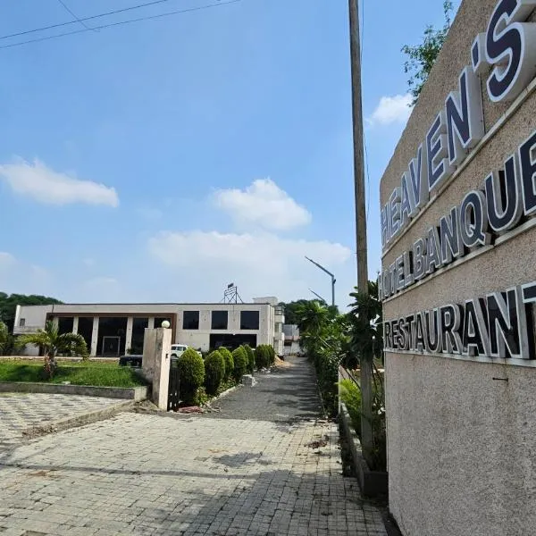 Heaven's Hotel &Resort，位于Ratlām的酒店