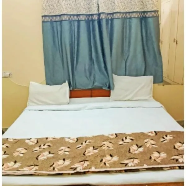 HOTEL P G On Ganges ! Near Kashi Vishwanath Temple - Fully Air Conditioned And Spacious Rooms With Free Wi-fi Facility - A Top Rated Hotel In Varanasi，位于瓦拉纳西的酒店