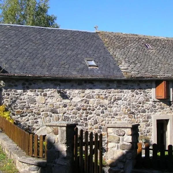 maison auvergnate，位于Menet的酒店
