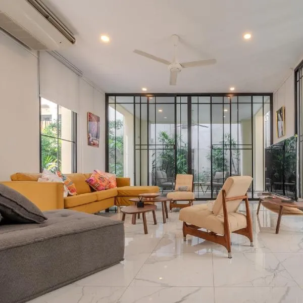 Sukumvit Pool Villa 5BR 5-7min-walk to Thonglor Sky train，位于Khlong Toei的酒店