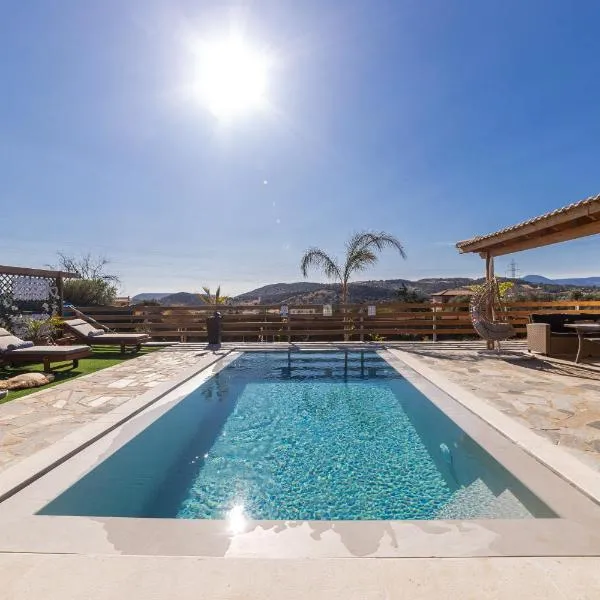 RELAXING POOL HOUSE IN LAGONISI 1，位于卡利维亚索里库的酒店