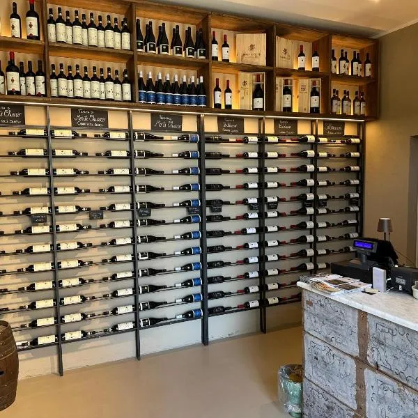 Rooms and Wine al Castello，位于蒙特里久尼的酒店