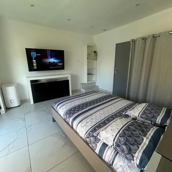 Studio en bas de villa，位于阿尔勒的酒店