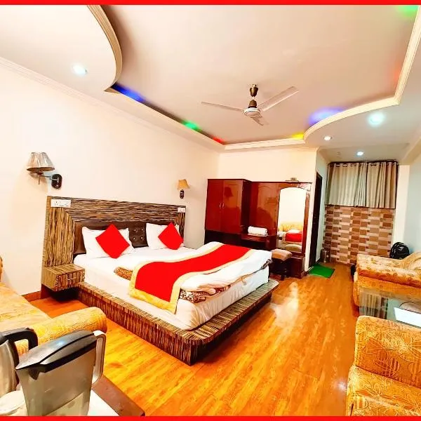 NAINITAL LUXURY PREMIUM # HOTEL MOON - Near Mall Road with #LIFT #Free Parking #Restaurant #Wi-Fi #Ambience with Valley- Best Seller Hotel in Nainital，位于奈尼塔尔的酒店