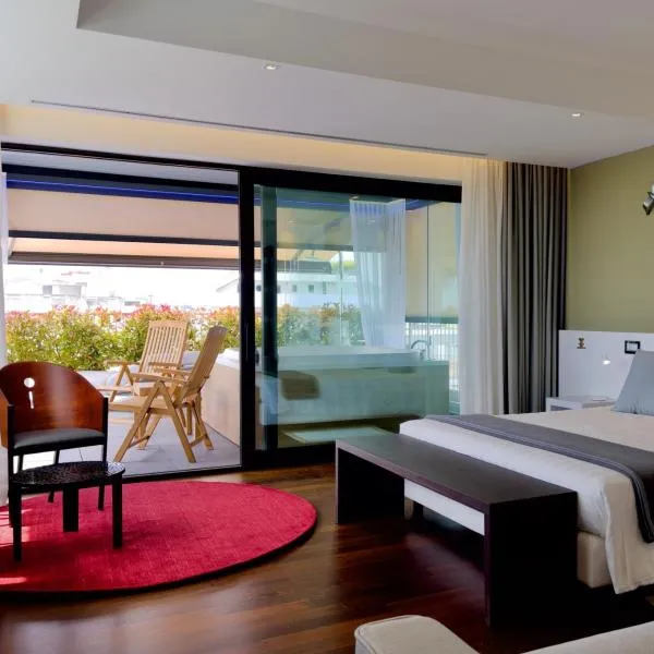 Monaco Suites Hotel，位于利尼亚诺萨比亚多罗的酒店