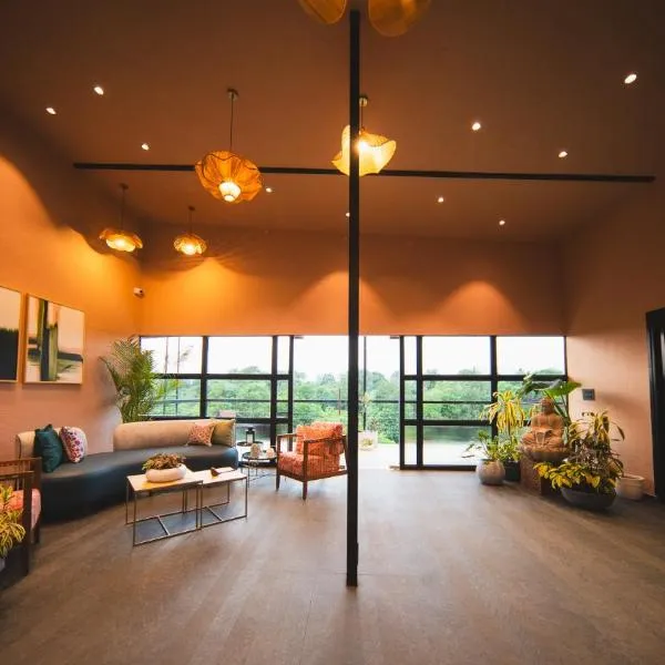 Sage Stays and Trails，位于Zarvar的酒店