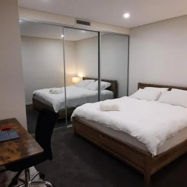 Stylish 1Bedroom Apartment with Study and Parking Near Sydney Airport，位于悉尼的酒店