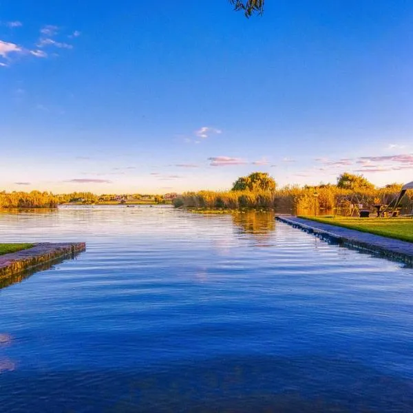 Riverside Rhapsody, Vaal River, Vanderbijlpark, 6 Adults and 4 Children，位于范德拜尔帕克的酒店