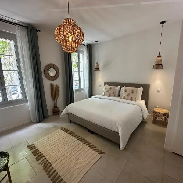 27 côté remparts，位于艾格-莫尔特的酒店