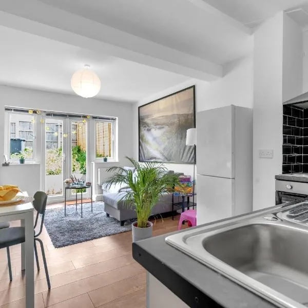 Family Oasis- 1-Bed, Garden, Free Parking, 30min to Central London & Wembley，位于Colindale的酒店