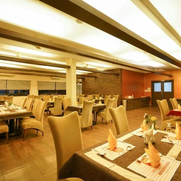 Super Townhouse Mookkannoor Tourist Home，位于安加马尔伊的酒店