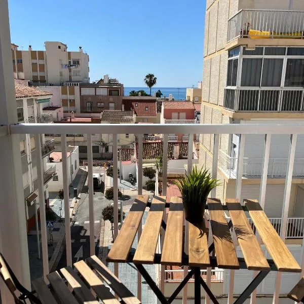 Apartamento con vistas al mar y la montaña，位于托雷德尔马尔的酒店