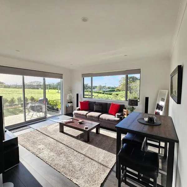 Kumeu Wine Region Escape Near All Wedding Venues And Wineries，位于Kumeu的酒店