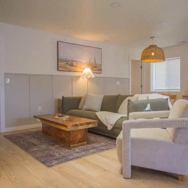Bohemian ChiC SpaCation-Private HotTub-Close to Downtown-No Pet Fee!，位于阿尔伯克基的酒店