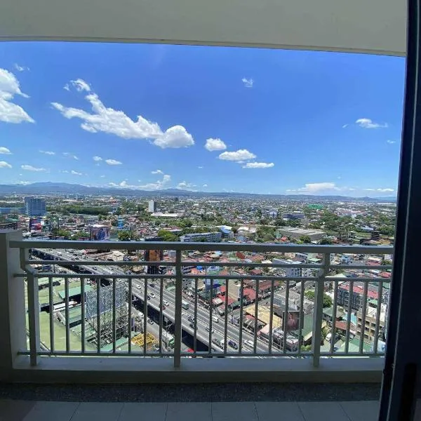 Family-Ready Skyline Retreat near BGC with Free Parking,位于马尼拉的酒店