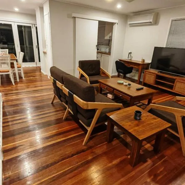 Three-bedroom house with pool & yard，位于Rochedale South的酒店