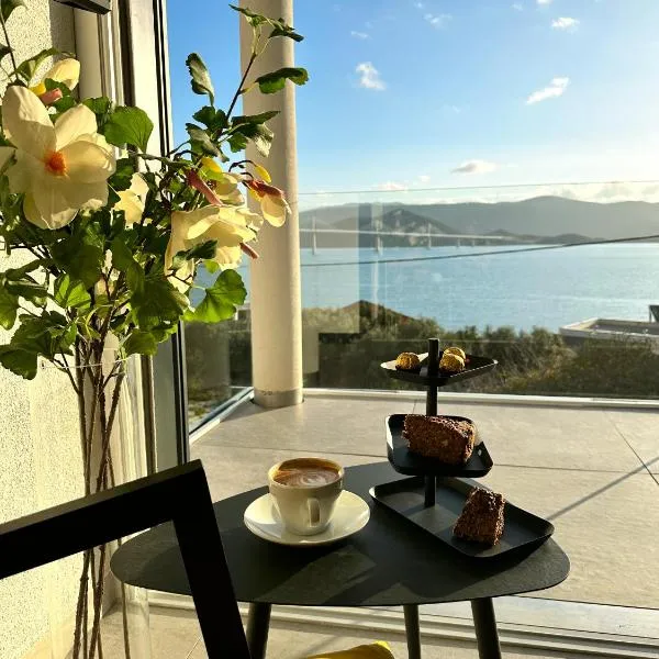 Double pleasure - two apartments with sea views and pool，位于科马尔纳的酒店