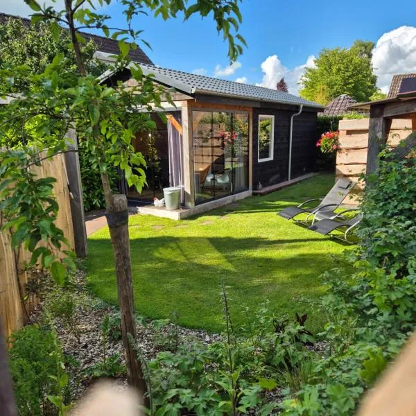 Tinyhouse met Hot Tub en ruime privé tuin，位于Gees的酒店