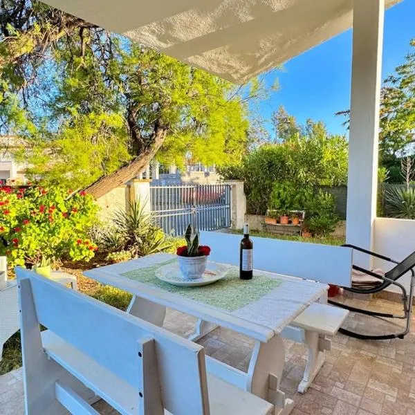 Tina's Tiny House - 10 meters from the beach，位于奥尔比亚的酒店
