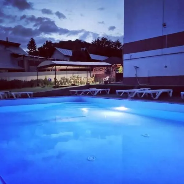 NATALIA Guesthouse & pool，位于萨拉他蒙蒂鲁的酒店