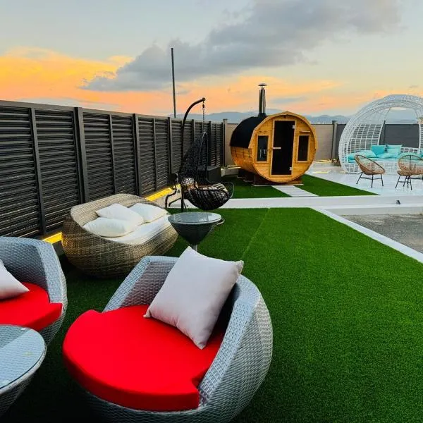 Luxury Hills 1500ｍ2超絶景パティオ サウナ BBQ 駐車場4台 プール ペット 空港そば，位于福冈的酒店