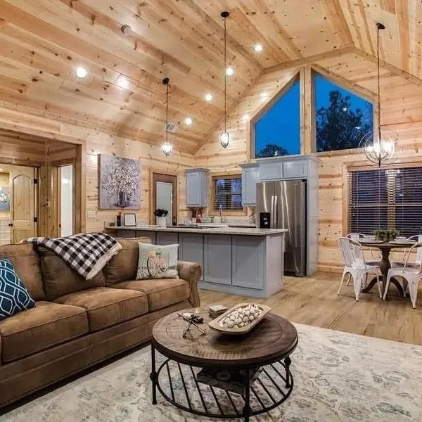 Twilight Pines - Dreamy Cabin w Hot Tub & optional Kids Loft，位于布罗肯鲍的酒店