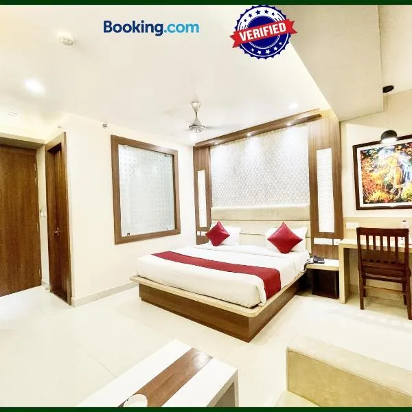 HOTEL # K # P Near Sea Beach - Jagannath temple - Restaurant - Parking - wifi and Lift Facilities - Fully Air Conditioning Hotel - A Top Rated Hotel in Puri - BREAKFAST INCLUDED，位于普里的酒店