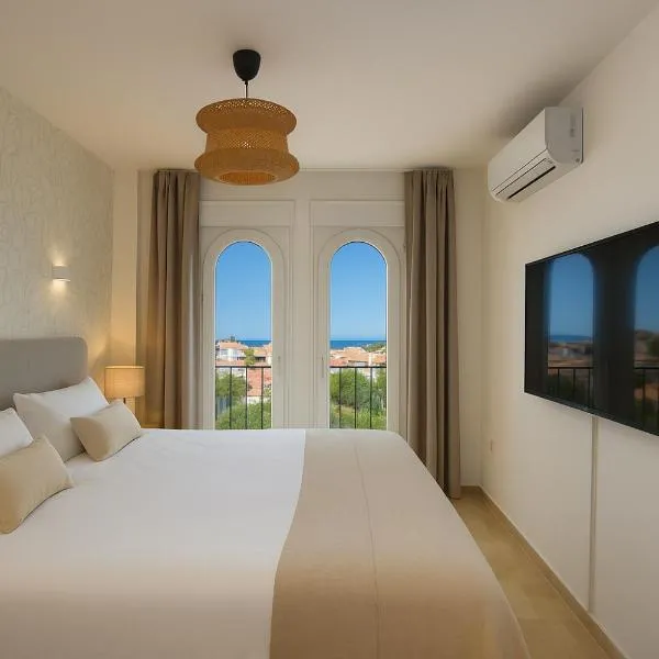 Luxe Appartement in Mijas met Zeezicht & Zwembad，位于米哈斯科斯塔的酒店