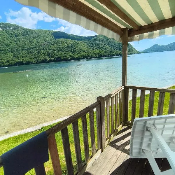 mobil home 4 personne 2 chambre vu lac a condes，位于Condes的酒店