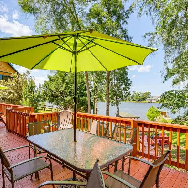 Lakefront Sparta Cottage with Decks and Boat Dock，位于Sparta的酒店
