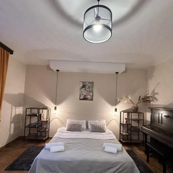 Апартамент за гости НИКИА в центъра с изглед към Врачанския Балкан Nikia Cityscape & Mountain Escape，位于Vratsa的酒店