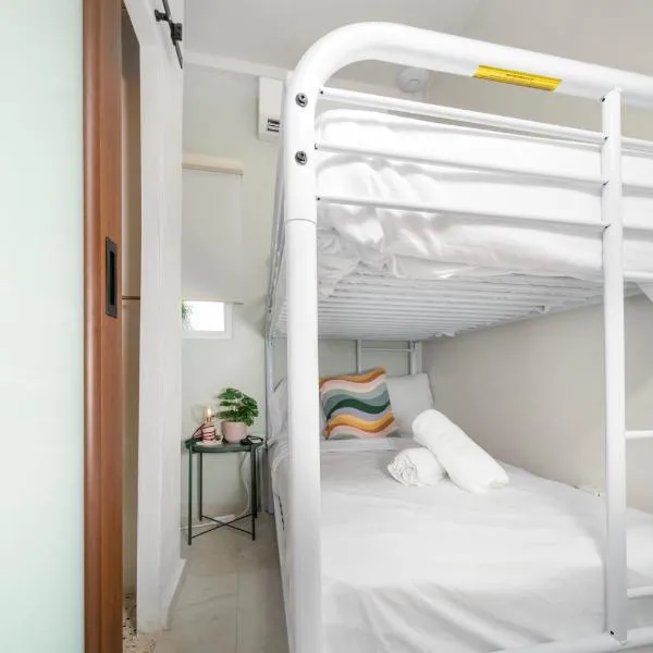 Room 6 Budget Bunk Room with Free Parking, San Juan，位于圣胡安的酒店
