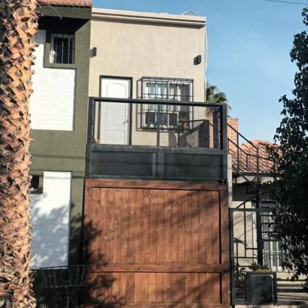 Cómodo y moderno departamento con cochera en Mendoza，位于Las Heras的酒店
