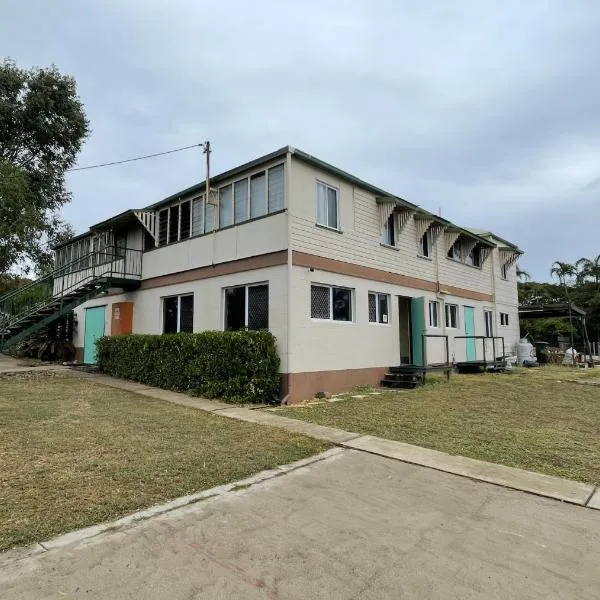 Mangoes Backpacker Hostel & Farmstay，位于鲍恩的酒店