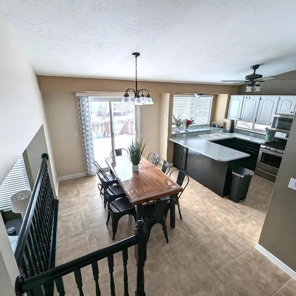 Cute Spacious Home，位于雷顿的酒店