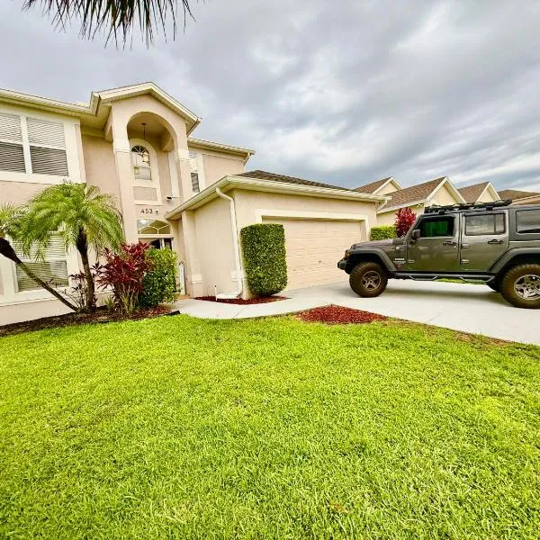 Grand Village 4BR Pool Home near Disney Parks，位于达文波特的酒店