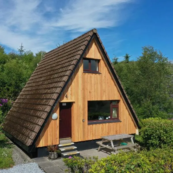 1 Bedroom Cabin with Mountain & Loch Views - Quiet Location between Glencoe & Ben Nevis，位于Corran的酒店