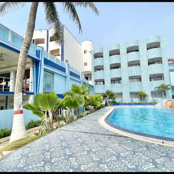 Swimming Pool, Garden and Private Sea Beach HOTEL VI, PURI, fully Air Conditioned Rooms And BREAKFAST, Wifi & Restaurant And Parking - BEST HOTEL IN PURI，位于普里的酒店